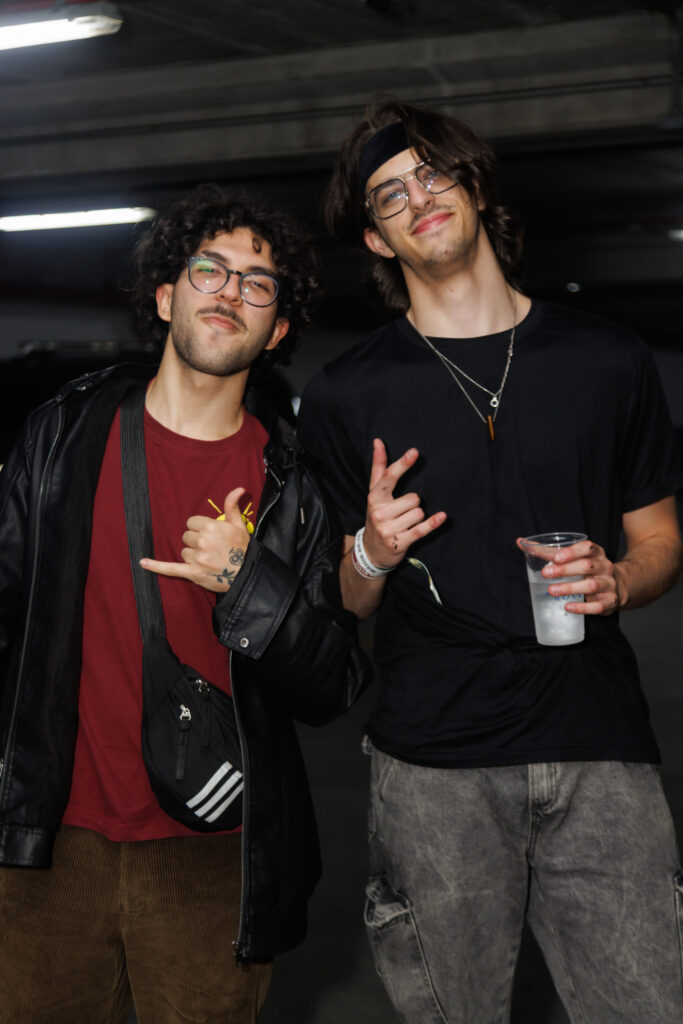 Lucas Fontana posa acompanhado antes do show do Maroon 5 em São Paulo