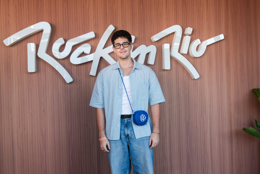 Paulo Mendes posa ao chegar ao Rock in Rio