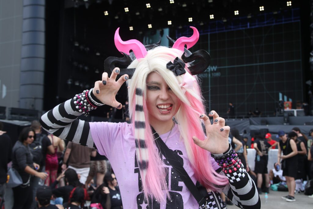 Fã com fantasia rosa posa na chegada ao Rock in Rio