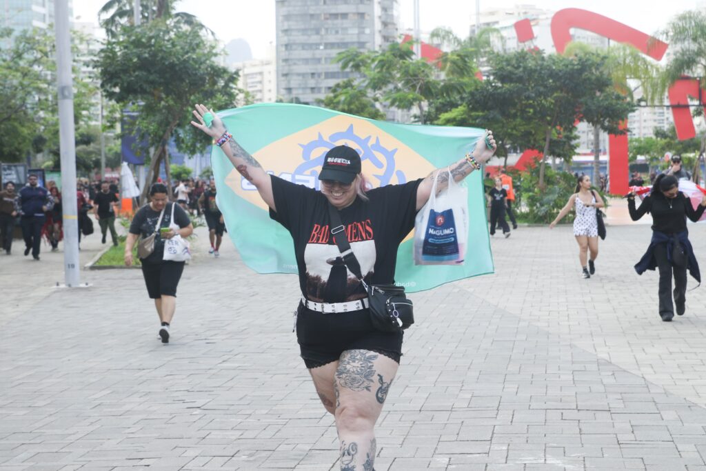 Fã segura bandeira na chegada à Cidade do Rock