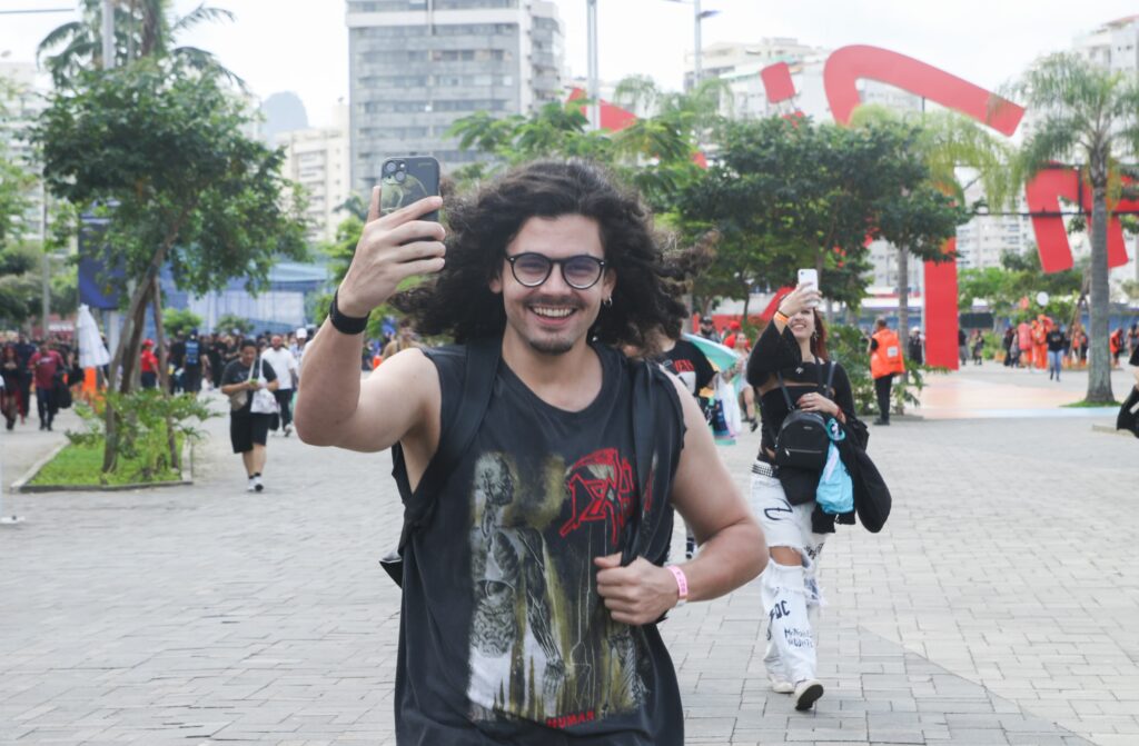Fã registra selfie na entrada do Rock in Rio