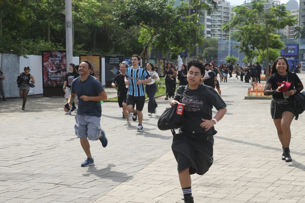 Fãs caminham pelos acessos da Cidade do Rock