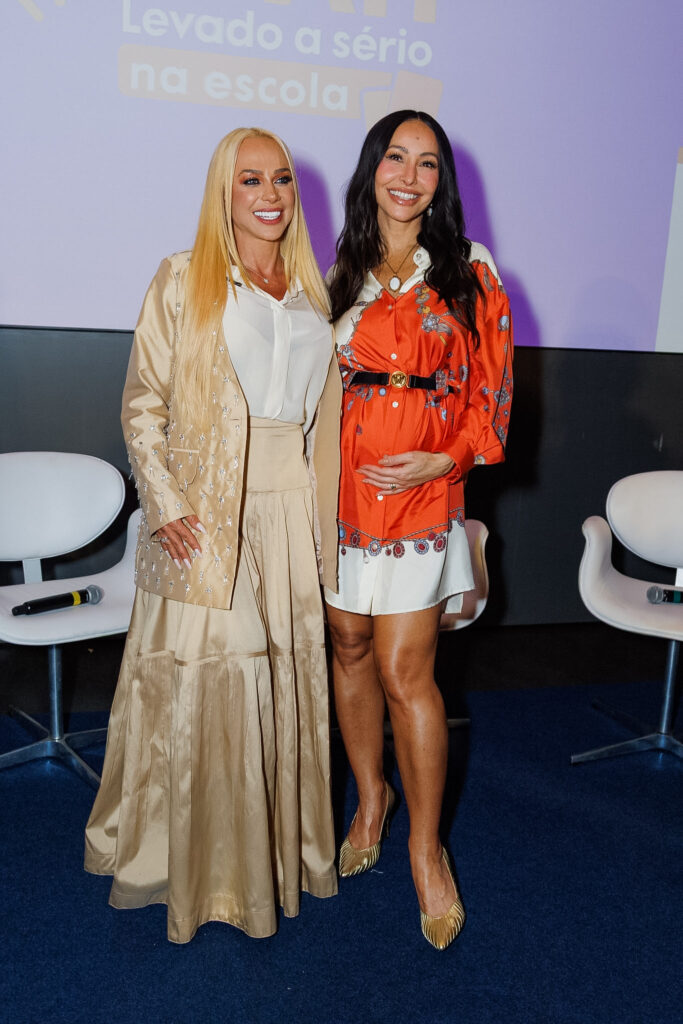 Sabrina Sato posa durante o encontro sobre TDAH