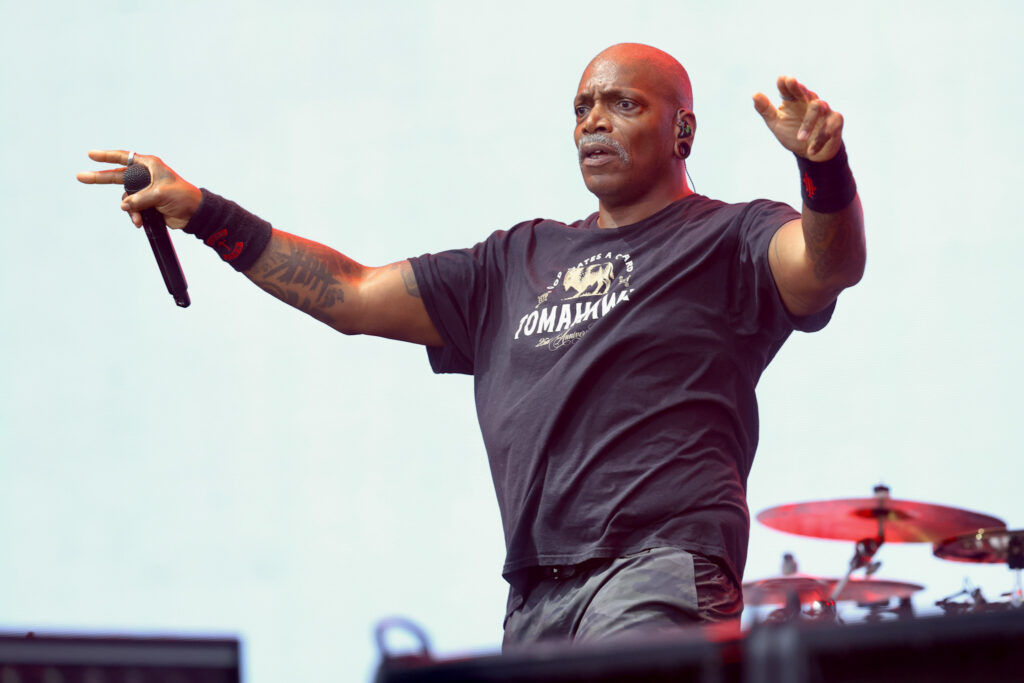 Derrick Green interage com o público no show do Sepultura no Rock in Rio 2026