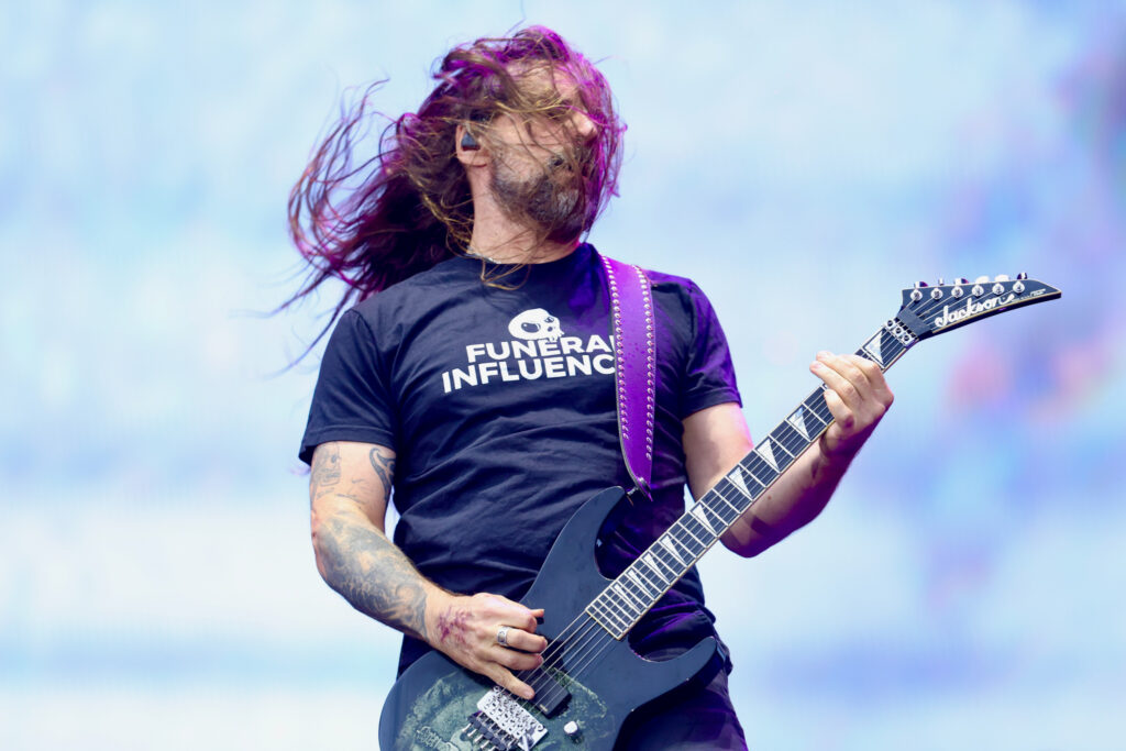 Andreas Kisser toca guitarra no palco do Rock in Rio 2026