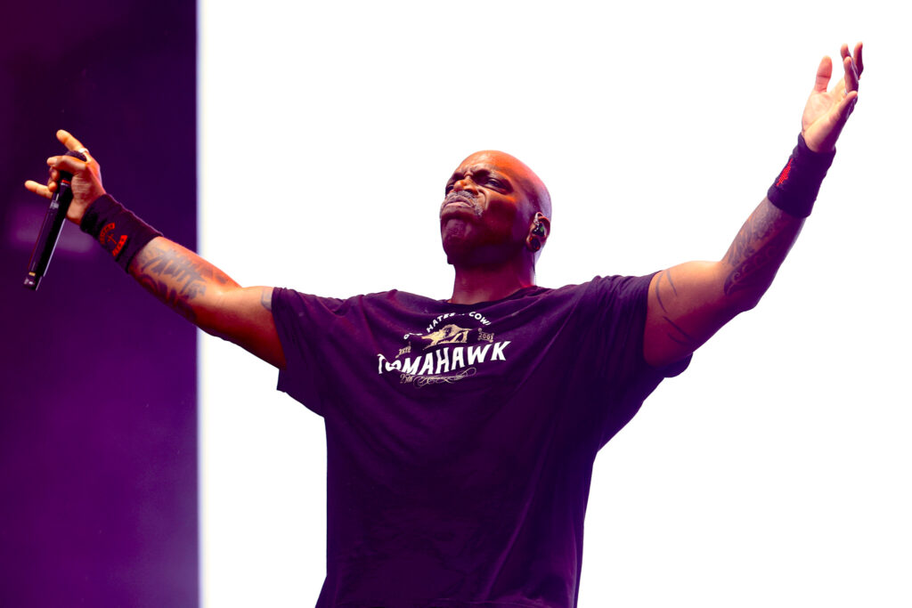 Derrick Green abre os braços durante apresentação do Sepultura no Rock in Rio 2026