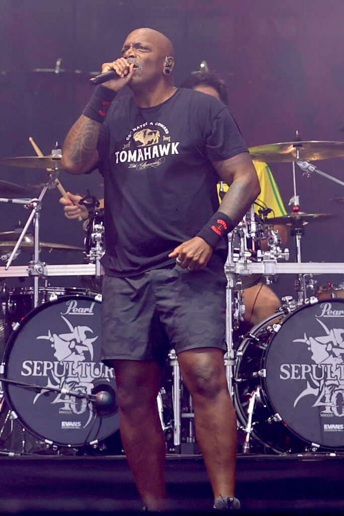 Derrick Green no palco com a bateria do Sepultura ao fundo