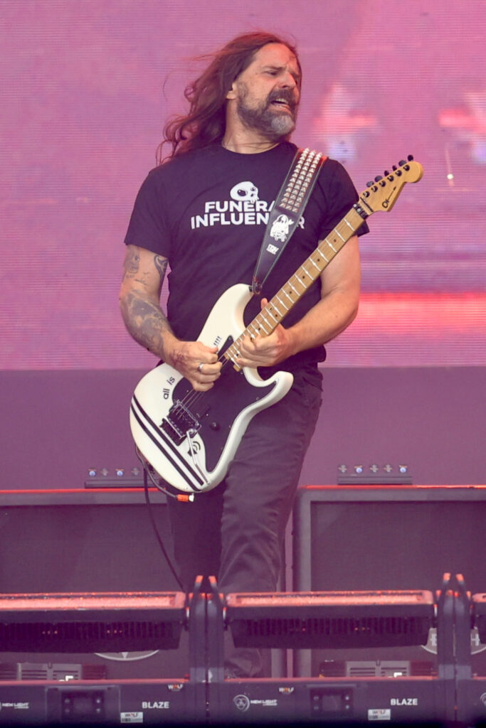 Paulo Xisto Jr. toca baixo durante o show do Sepultura no Rock in Rio 2026