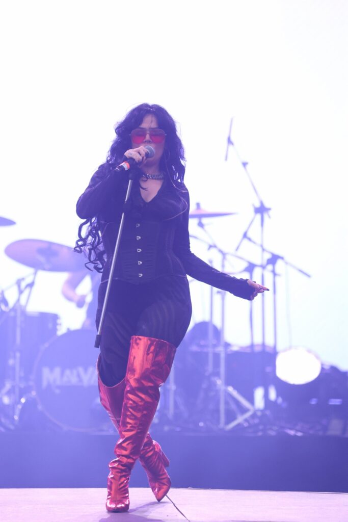 Vocalista da Malvada caminha pelo palco durante o show no Rock in Rio 2026