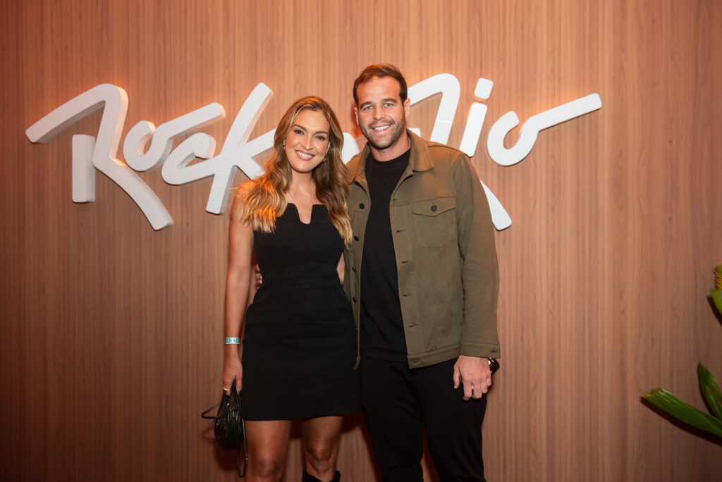 Talitha Morete e o marido posando juntos no festival