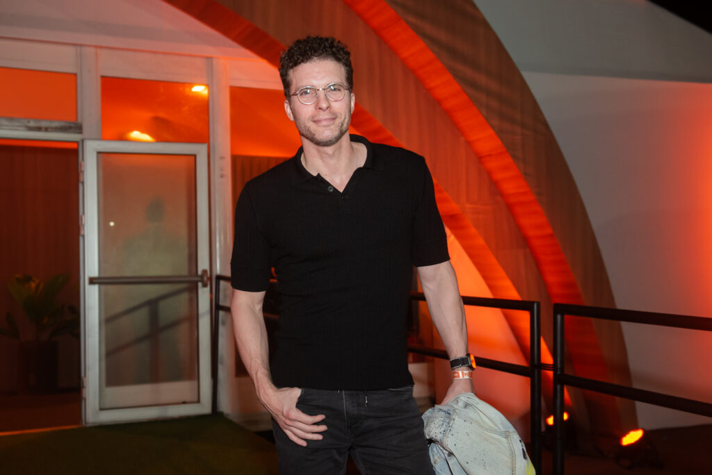 Thiago Fragoso posa ao chegar ao Rock in Rio 2026
