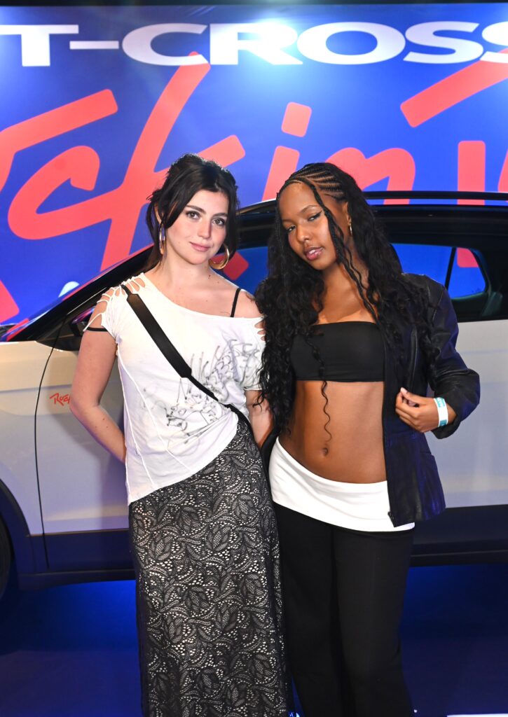 Valentina Daniel e Sanni Feijó são fotografadas juntas na entrada do festival