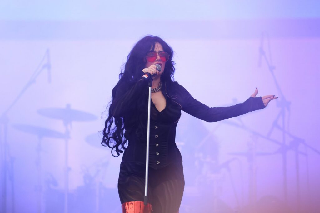 Vocalista da Malvada canta no Palco Sunset do Rock in Rio 2026
