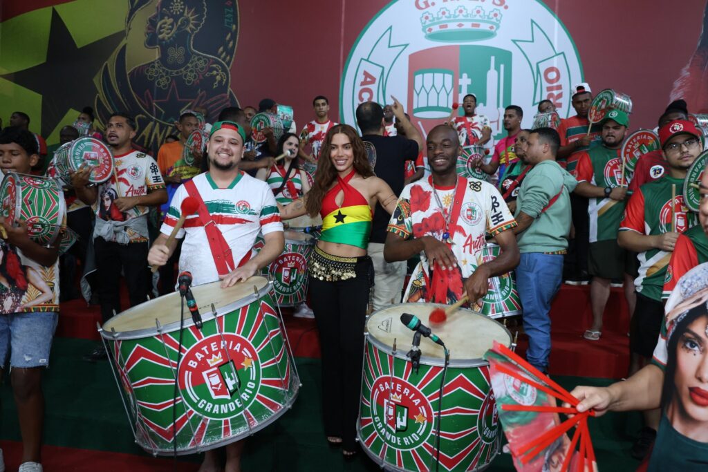 Anitta posa ao lado dos ritmistas da bateria da Grande Rio