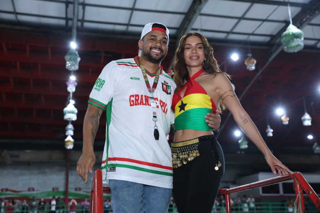 Anitta posa com Mestre Fafá durante ensaio da Grande Rio