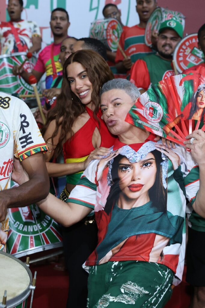 Anitta interage com integrantes da comunidade durante ensaio de quadra