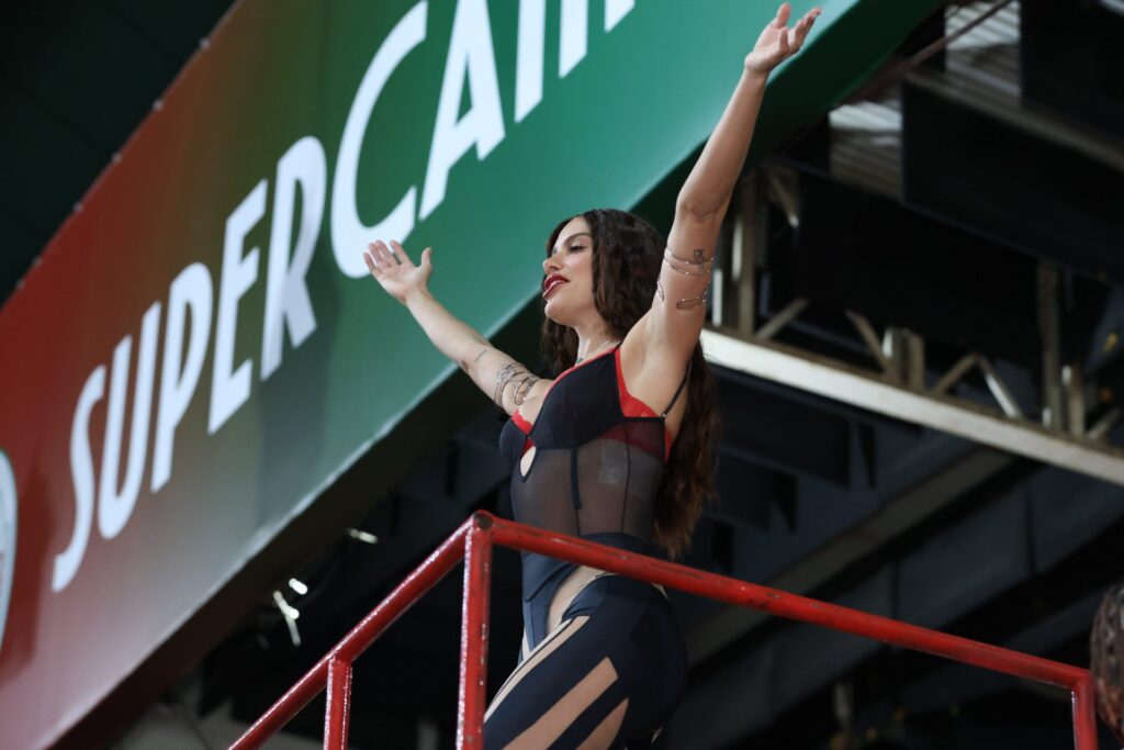 Anitta abre os braços diante da comunidade durante ensaio da Grande Rio