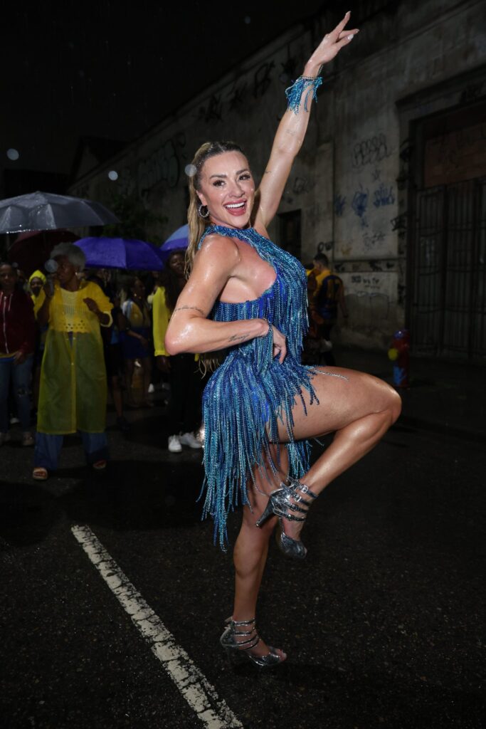 Juju Salimeni posa sambando debaixo de chuva no ensaio da Unidos da Tijuca