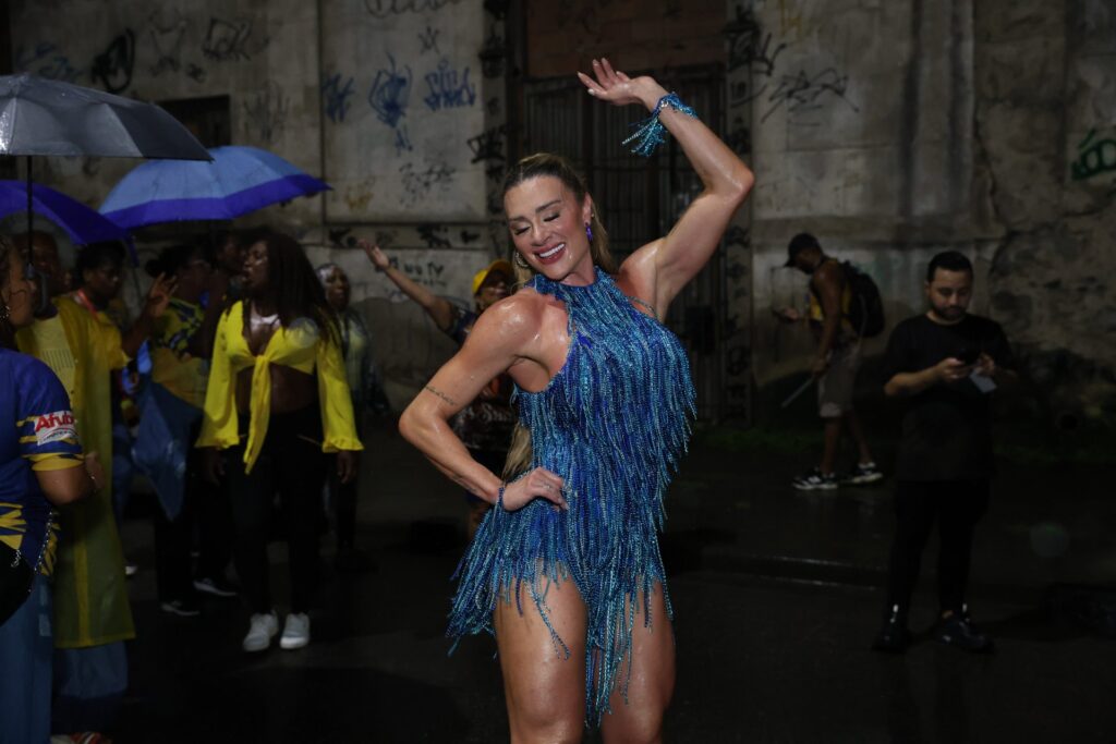 Juju Salimeni samba sob chuva no ensaio de rua da Unidos da Tijuca