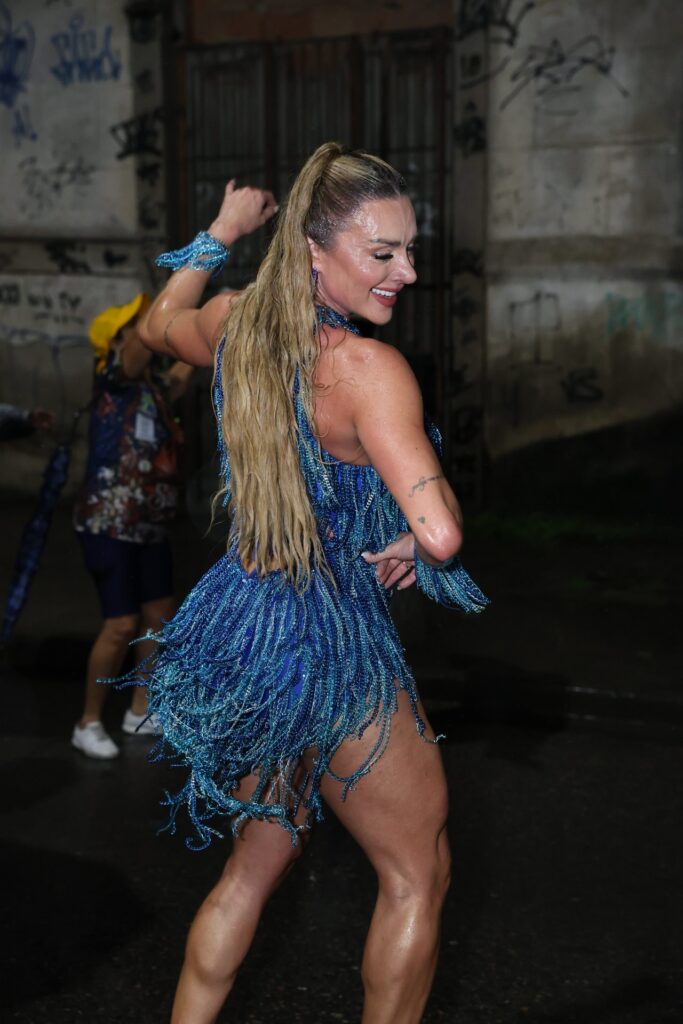 Juju Salimeni exibe fantasia azul durante retorno à Unidos da Tijuca