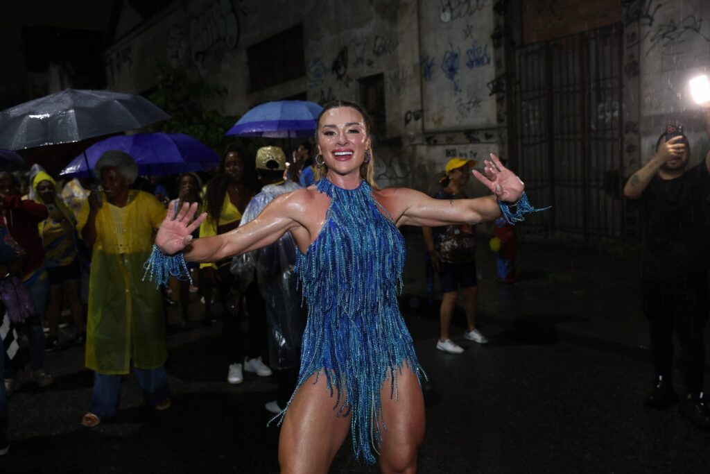 Juju Salimeni dança durante ensaio de rua da Unidos da Tijuca na Via D1