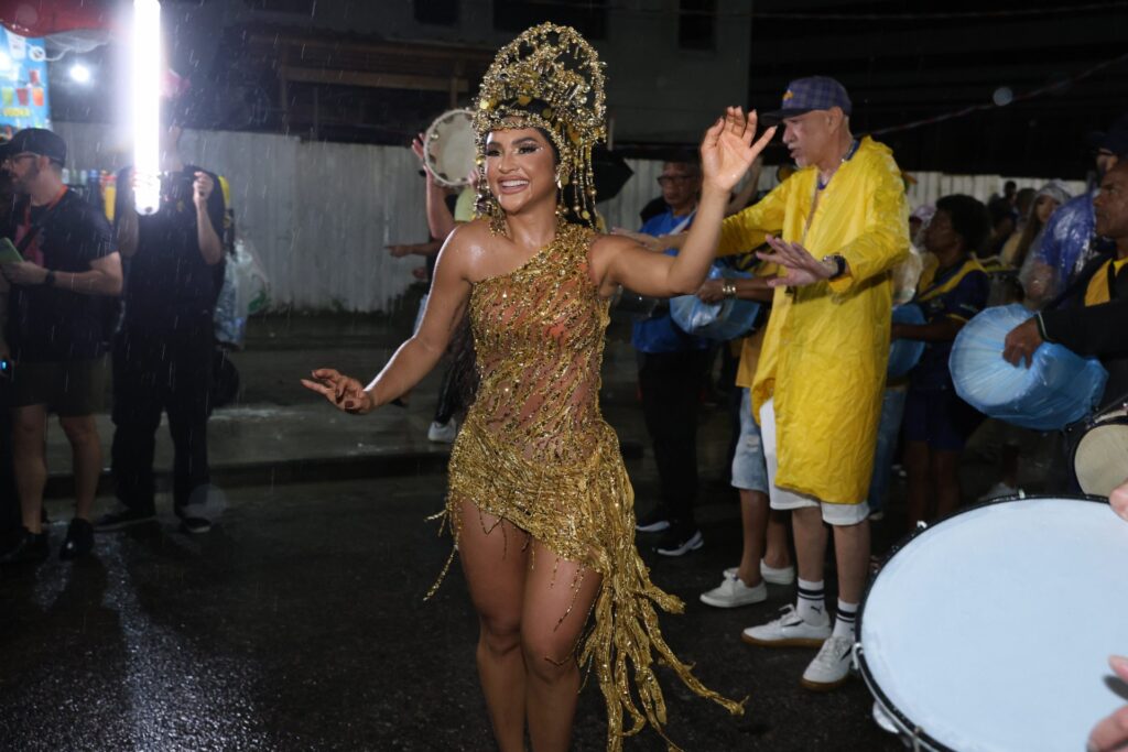 Mileide Mihaile dança ao lado da bateria Pura Cadência da Unidos da Tijuca
