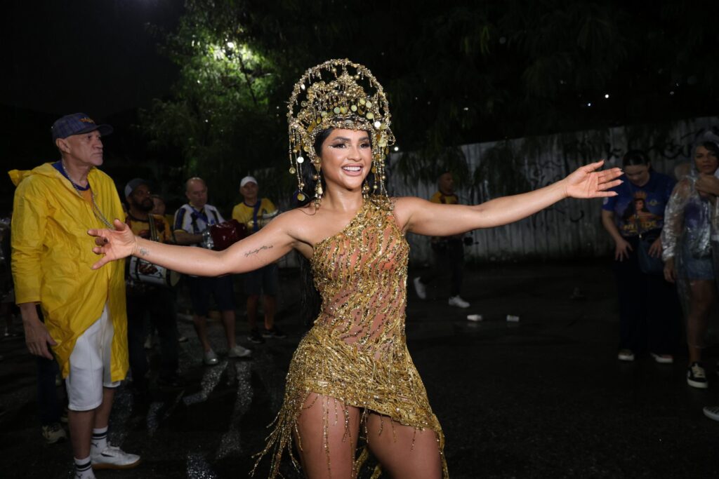 Mileide Mihaile samba com a comunidade da Unidos da Tijuca