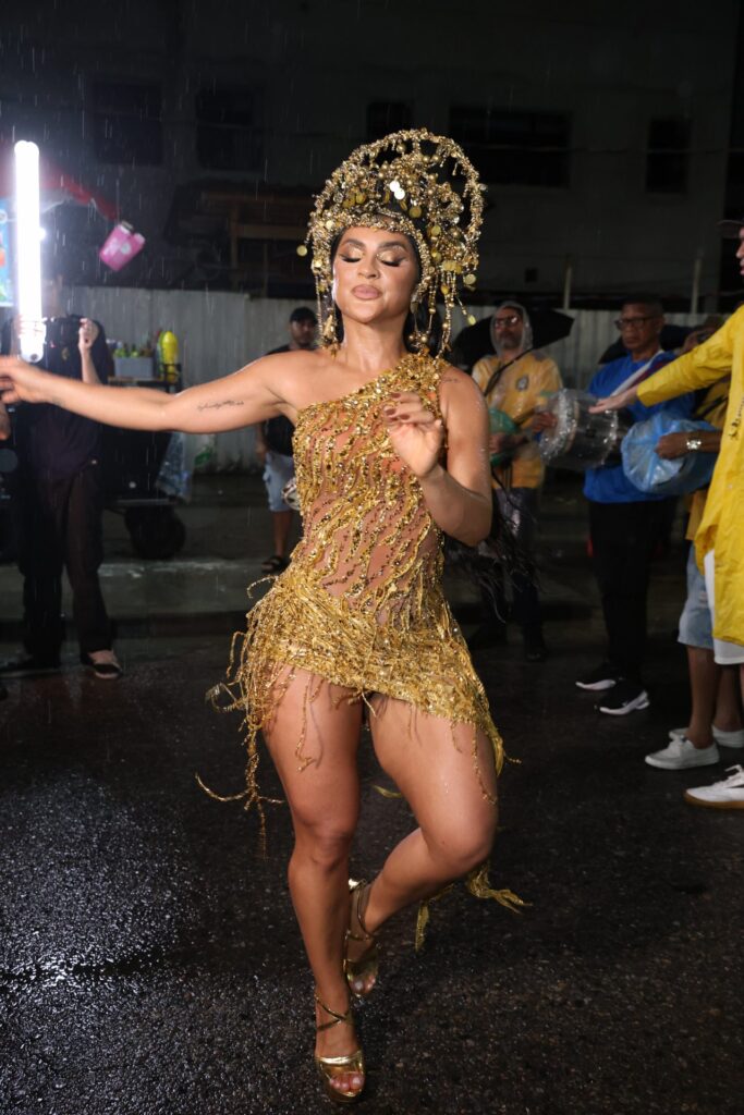 Mileide Mihaile samba debaixo de chuva no primeiro ensaio de rua da Unidos da Tijuca