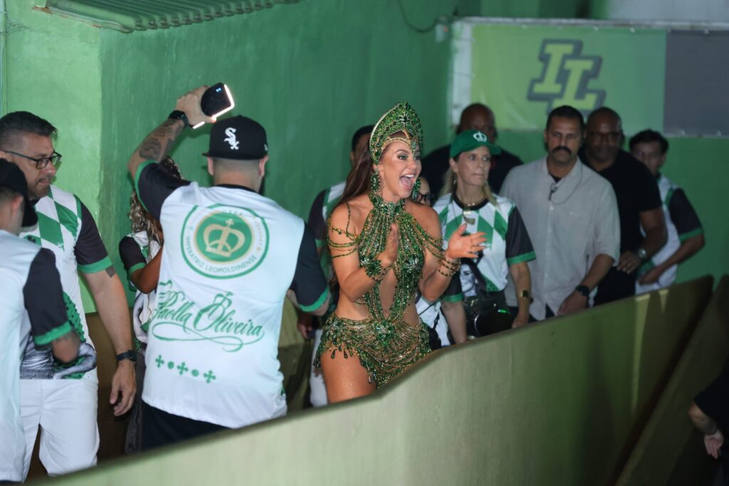Paolla Oliveira chega para sua coroação na quadra da Imperatriz Leopoldinense