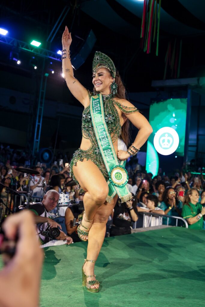 Paolla Oliveira desfila com a faixa de rainha de bateria da Imperatriz Leopoldinense