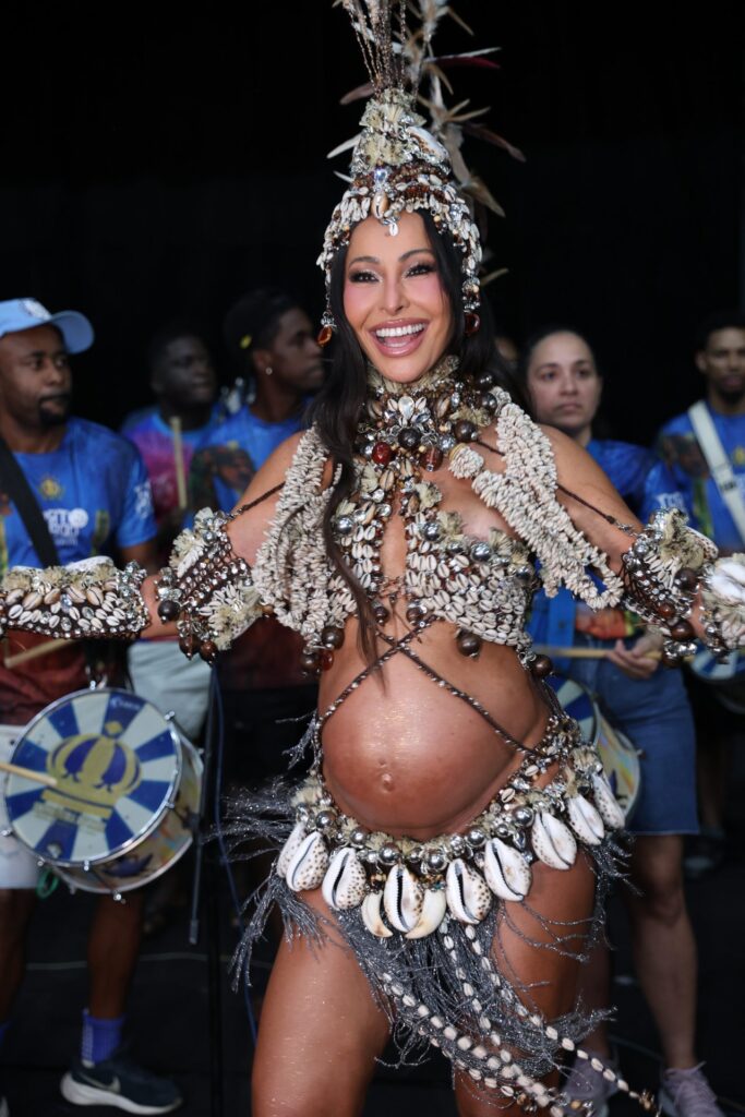 Sabrina Sato usa fantasia com búzios conchas e penas no ensaio da Vila Isabel