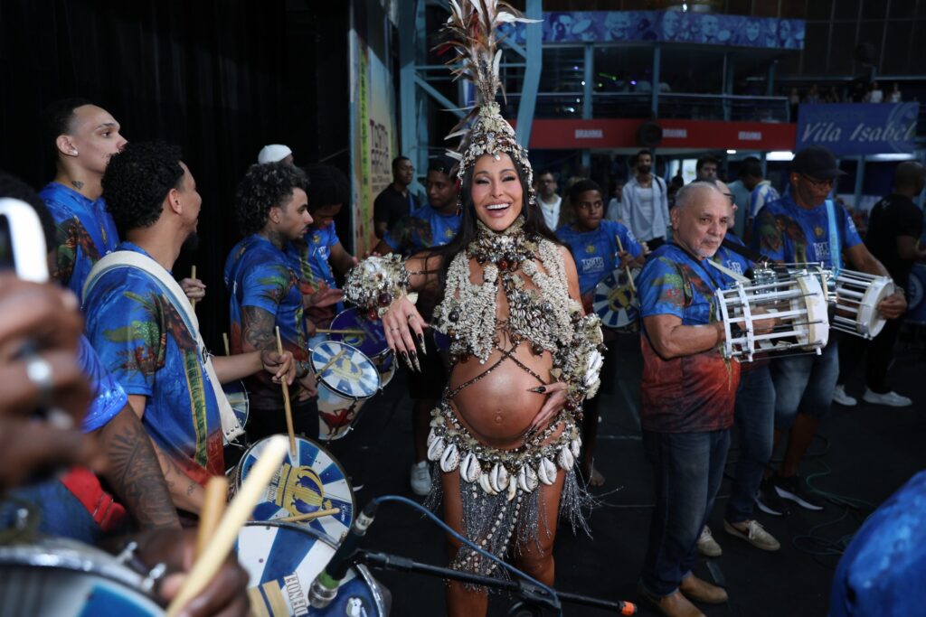 Sabrina Sato sorri ao lado de ritmistas no ensaio da Vila Isabel