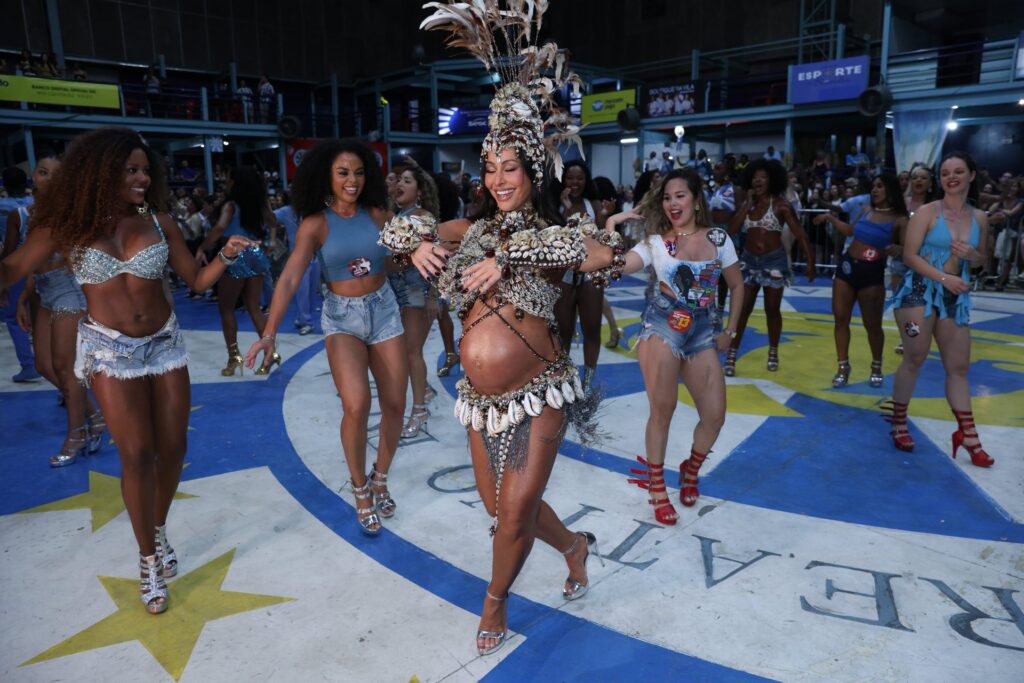 Sabrina Sato samba ao lado de passistas no ensaio da Vila Isabel